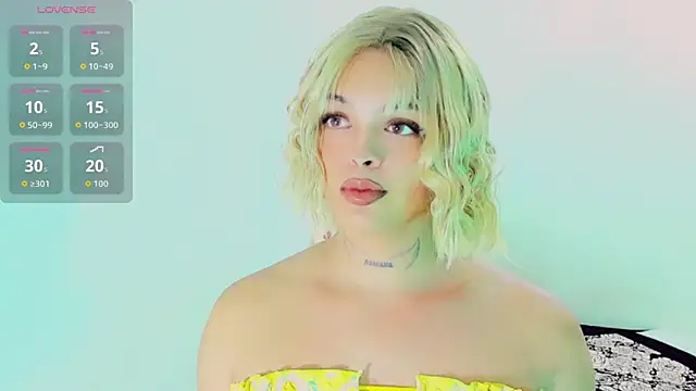 Emmaa Saenz  online show from April 2026 10:33:02 PM