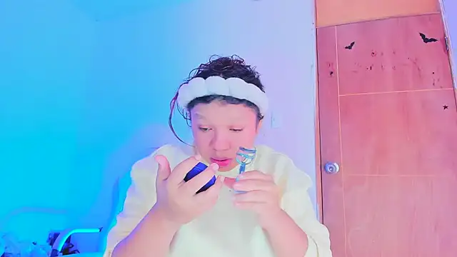 Emily Coper18 online show from April 2026 01:59:02 PM