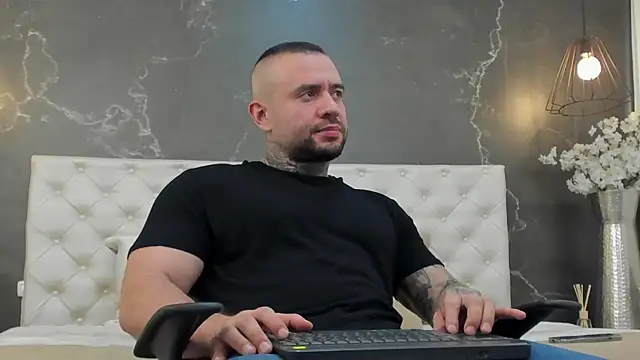 Snapshot of BruceDallas chatting on January 2025 12:18:01 AM BruceDallas online show from January 2025 12:18:01 AM