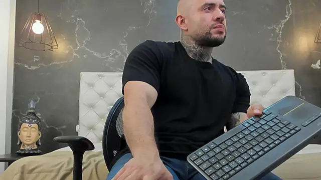 Snapshot of BruceDallas chatting on February 2025 02:37:01 AM BruceDallas online show from February 2025 02:37:01 AM