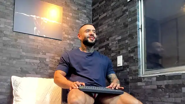 Snapshot of BruceDallas chatting on October 2025 11:06:02 PM BruceDallas online show from October 2025 11:06:02 PM