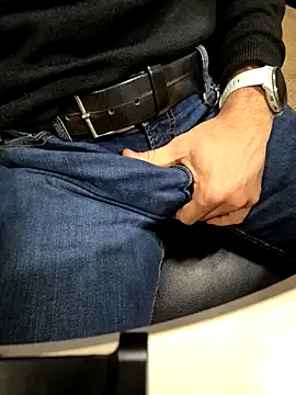 alessandroman2114 online show from December 2025 05:52:02 PM