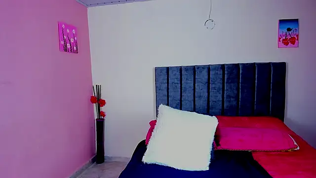 Snapshot of KayllaEvanss_ chatting on December 2024 08:17:01 PM KayllaEvanss online show from December 2024 08:17:01 PM