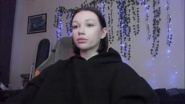 Snapshot of Emmy_m00n chatting on December 2024 09:44:01 AM Emmy m00n online show from December 2024 09:44:01 AM