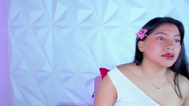 LinnaGardenia online show from December 2024 01:53:02 PM