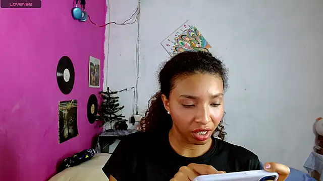 Snapshot of sensitive_brunette chatting on December 2024 03:51:02 AM sensitive brunette online show from December 2024 03:51:02 AM