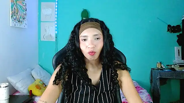 Snapshot of sensitive_brunette chatting on April 2026 01:51:01 AM sensitive brunette online show from April 2026 01:51:01 AM