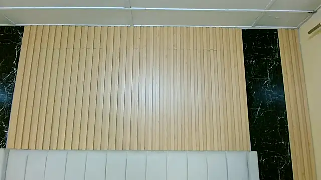 MilanZaire online show from December 2025 04:01:02 PM