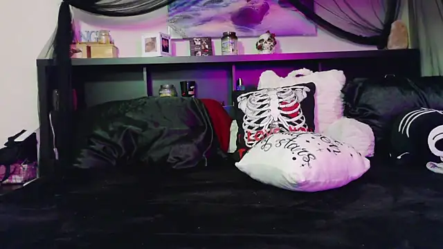 Snapshot of CrystalLakeXO chatting on February 2026 06:51:01 AM CrystalLakeXO online show from February 2026 06:51:01 AM