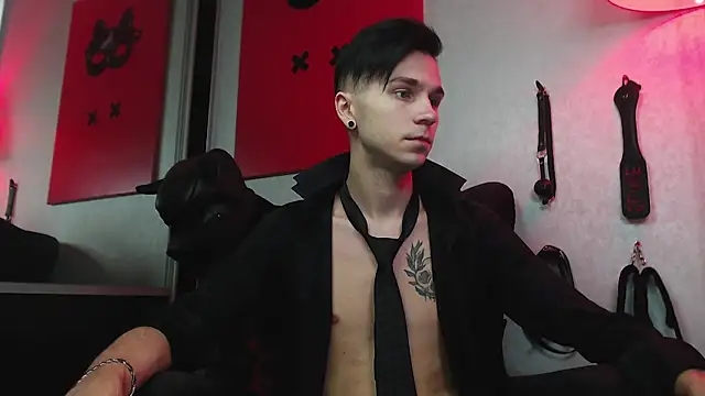 Joseph  Quinn online show from January 2025 11:37:02 AM