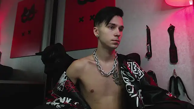 Joseph  Quinn online show from January 2025 01:57:02 PM