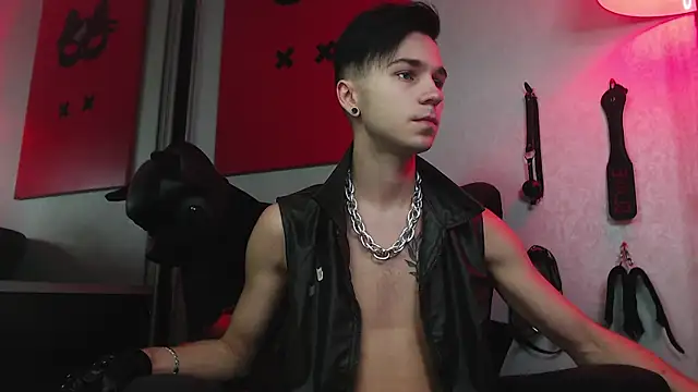 Joseph  Quinn online show from January 2025 11:02:02 AM