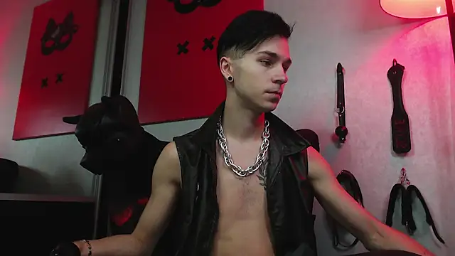 Joseph  Quinn online show from January 2025 10:31:02 AM