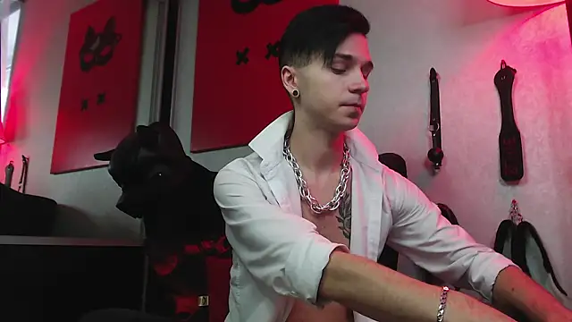 Joseph  Quinn online show from February 2025 11:19:02 AM