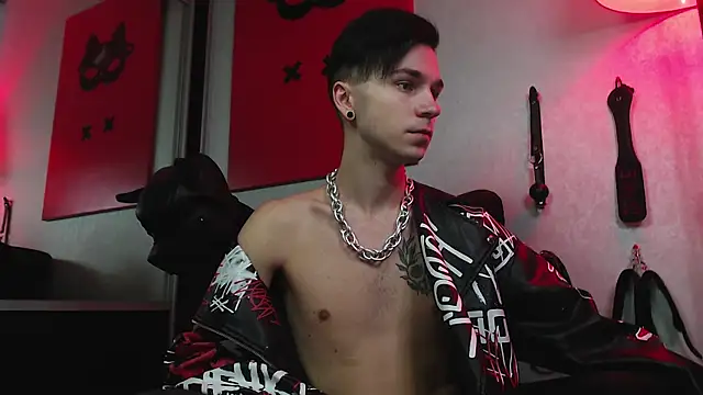 Joseph  Quinn online show from February 2025 07:51:02 AM