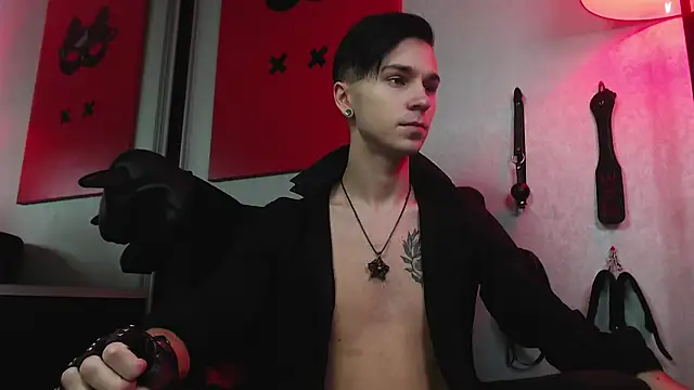 Joseph  Quinn online show from February 2025 08:02:02 AM