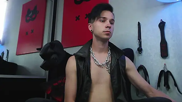 Joseph  Quinn online show from February 2025 08:43:02 AM