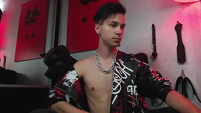 Joseph  Quinn online show from February 2025 08:01:01 AM