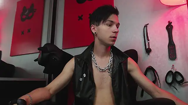 Joseph  Quinn online show from February 2025 08:48:02 AM