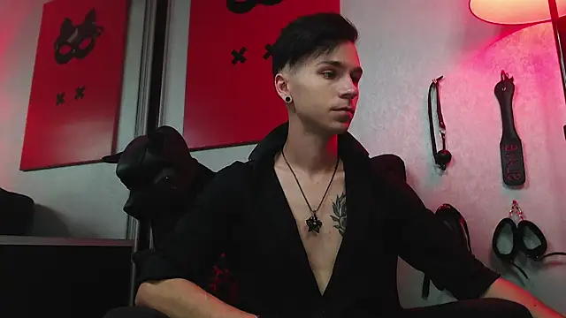 Joseph  Quinn online show from March 2025 08:13:01 AM