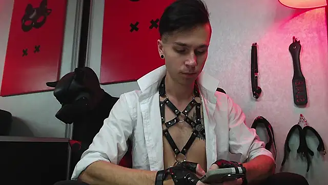 Joseph  Quinn online show from March 2025 08:08:01 AM