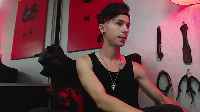 Joseph  Quinn online show from March 2025 08:53:02 AM