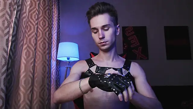 Joseph  Quinn online show from October 2025 04:04:01 AM