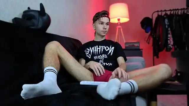 Joseph  Quinn online show from December 2025 05:37:02 AM