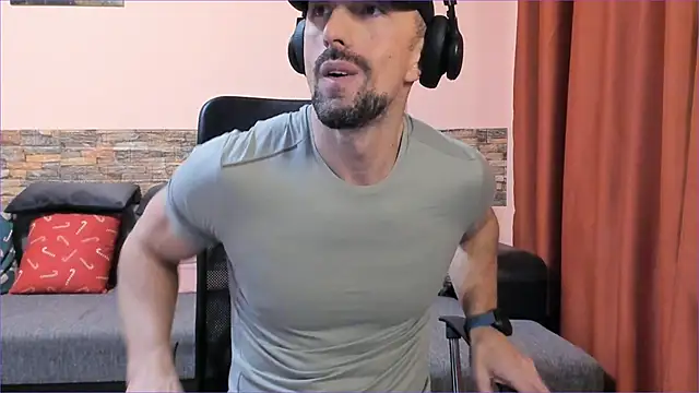 HotHunkTrainer online show from February 2025 05:20:02 PM