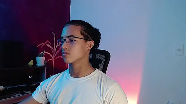 Snapshot of alejo_x3 chatting on March 2025 05:00:01 AM alejo x3 online show from March 2025 05:00:01 AM