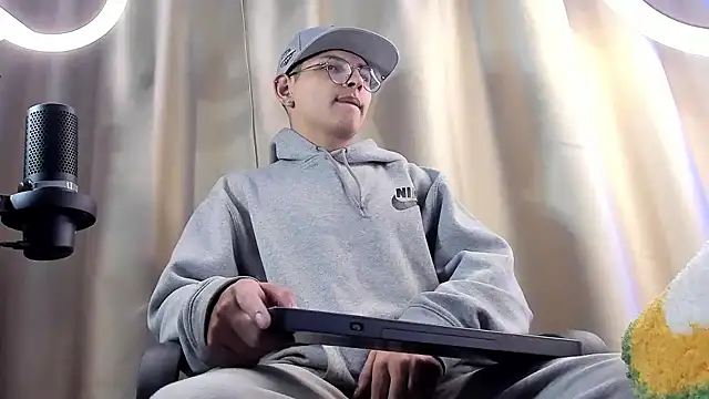 a lejandro 0 8 online show from February 2025 07:07:02 AM