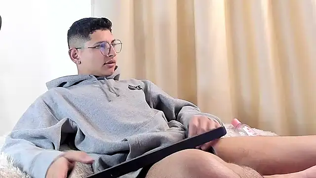 a lejandro 0 8 online show from February 2025 01:03:02 PM