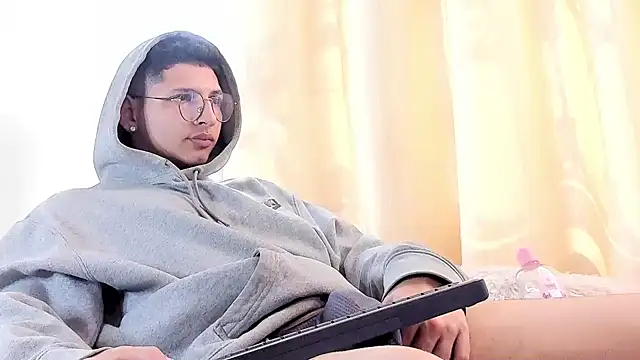 a lejandro 0 8 online show from February 2025 07:41:02 PM