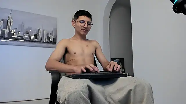 a lejandro 0 8 online show from March 2025 05:28:01 AM