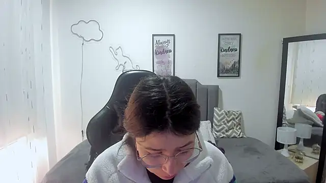 Amy joones online show from September 2025 01:56:02 PM