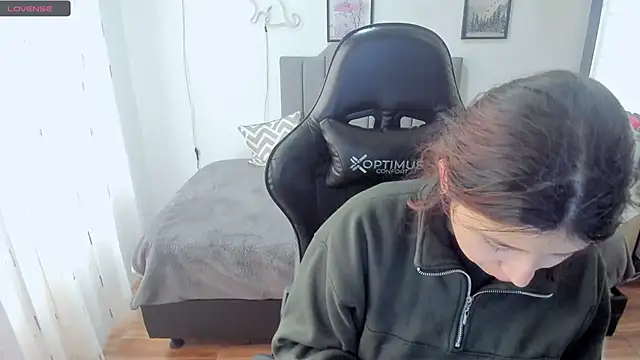 Amy joones online show from October 2025 12:22:02 PM