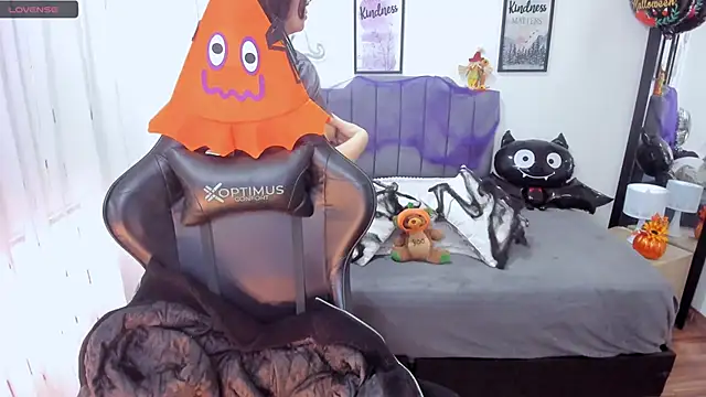 Amy joones online show from October 2025 01:07:02 PM