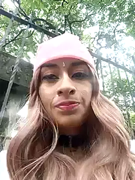 Snapshot of Rob_and_lizzy chatting on December 2024 02:16:01 PM Rob and lizzy online show from December 2024 02:16:01 PM