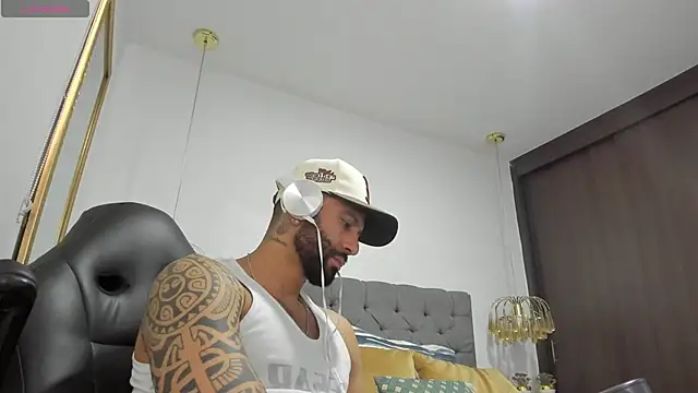 Snapshot of Yorby_Maxx1 chatting on December 2024 08:18:01 PM Yorby Maxx1 online show from December 2024 08:18:01 PM