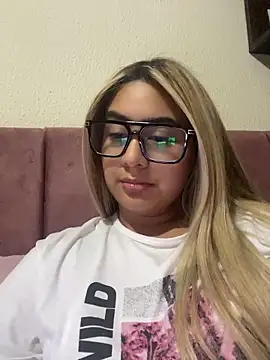 Snapshot of Miabonnett_ chatting on May 2026 01:12:01 AM Miabonnett online show from May 2026 01:12:01 AM
