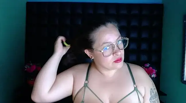 Snapshot of SaraThomso chatting on December 2024 02:53:02 AM SaraThomso online show from December 2024 02:53:02 AM