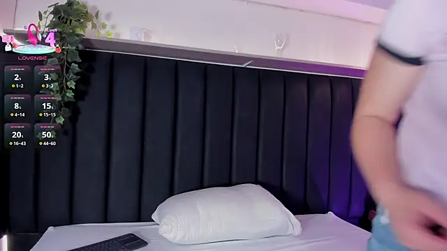 Snapshot of AllisonRoberts_ chatting on September 2025 01:27:01 AM AllisonRoberts online show from September 2025 01:27:01 AM