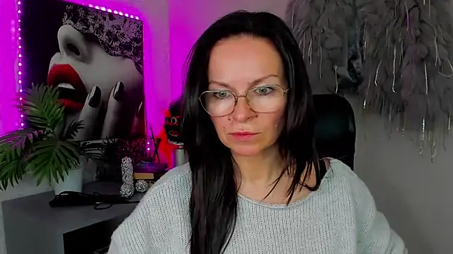 Snapshot of HelenLuxx chatting on April 2026 03:15:01 PM HelenLuxx online show from April 2026 03:15:01 PM