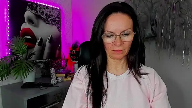 Snapshot of HelenLuxx chatting on April 2026 04:12:01 PM HelenLuxx online show from April 2026 04:12:01 PM