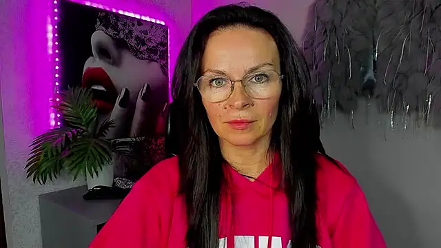 Snapshot of HelenLuxx chatting on April 2026 05:25:01 PM HelenLuxx online show from April 2026 05:25:01 PM