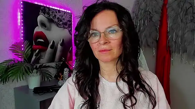 Snapshot of HelenLuxx chatting on April 2026 02:59:01 PM HelenLuxx online show from April 2026 02:59:01 PM