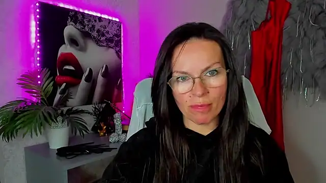 Snapshot of HelenLuxx chatting on April 2026 04:22:01 PM HelenLuxx online show from April 2026 04:22:01 PM