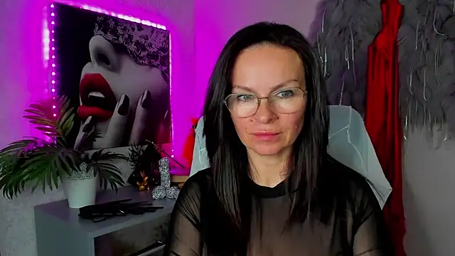 Snapshot of HelenLuxx chatting on April 2026 05:30:01 PM HelenLuxx online show from April 2026 05:30:01 PM