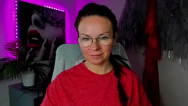 Snapshot of HelenLuxx chatting on May 2026 06:29:02 AM HelenLuxx online show from May 2026 06:29:02 AM