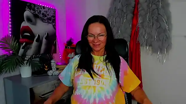 Snapshot of HelenLuxx chatting on June 2026 04:20:02 PM HelenLuxx online show from June 2026 04:20:02 PM